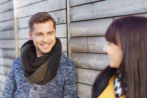 Knappe jongeman flirten met zijn vriendin — Stockfoto