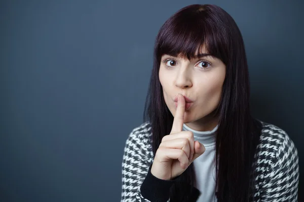 Linda mujer guardando un secreto — Foto de Stock