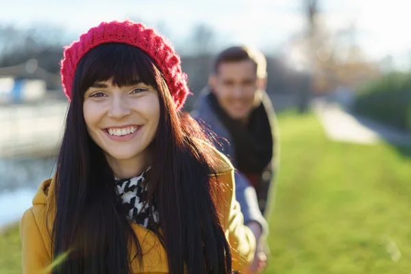 Jovem mulher vivaz com um sorriso lindo — Fotografia de Stock