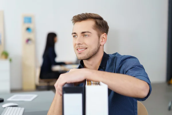 Ung affärsman med ett tankeväckande uttryck — Stockfoto