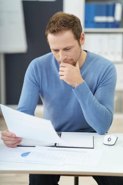 Doordachte zakenman die een document leest — Stockfoto