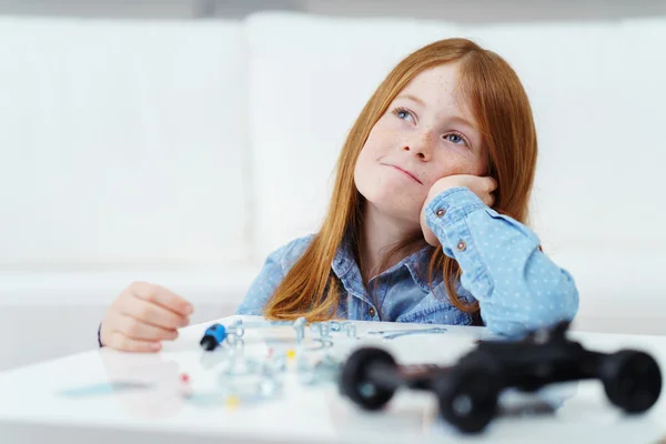 Nachdenkliches junges Mädchen sitzt tagträumend — Stockfoto