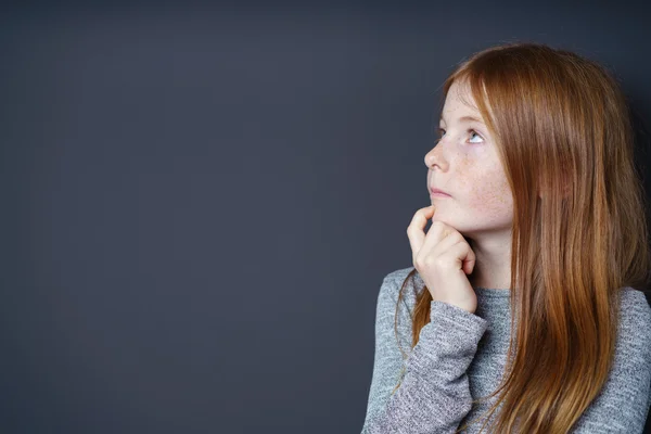 Adorabile riflessivo piccola rossa ragazza — Foto Stock