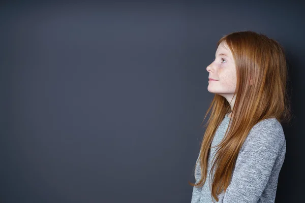 Doordachte kleine roodharige meisje — Stockfoto