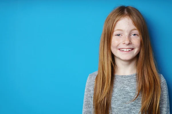 Pretty young redhead girl with an engaging smile — Stock Photo, Image