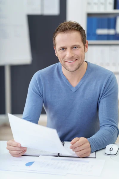 Smiling confident businessman doing paperwork — Stok fotoğraf