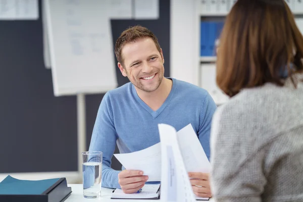 Atractivo hombre de negocios con una sonrisa amable — Foto de Stock