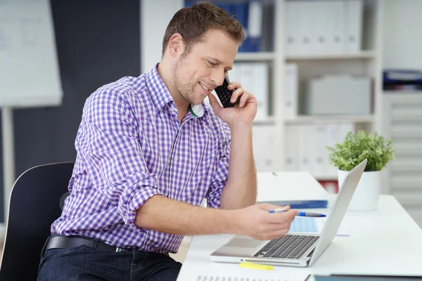 Un uomo d'affari che controlla qualcosa sul suo portatile. — Foto Stock