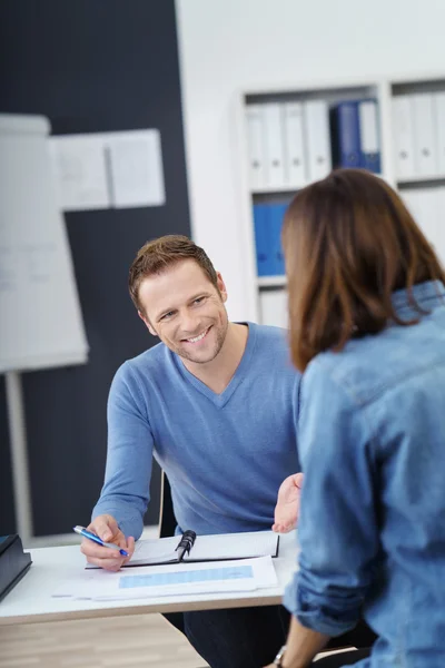 Enthusiastic business team having a discussion — Stock Photo, Image