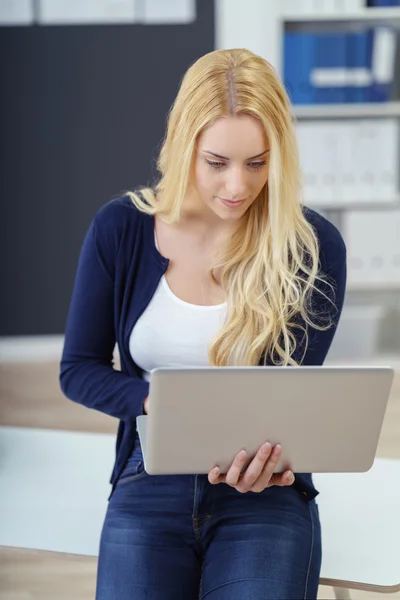 Attractive informal businesswoman using a laptop — Stock Photo, Image