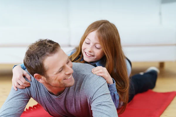 Bonita menina brincando com seu pai — Fotografia de Stock