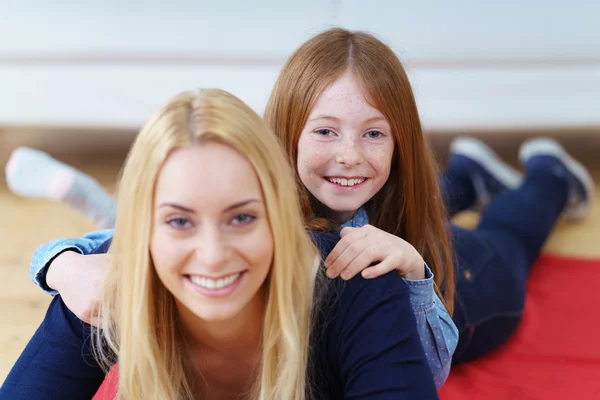 Feliz joven madre e hija — Foto de Stock