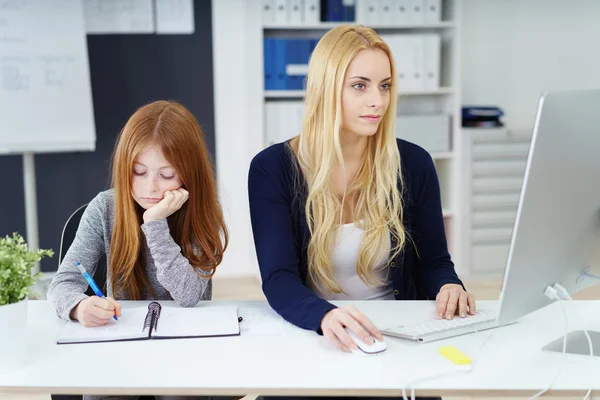 Young girl with her mother in the office — Stock Photo, Image
