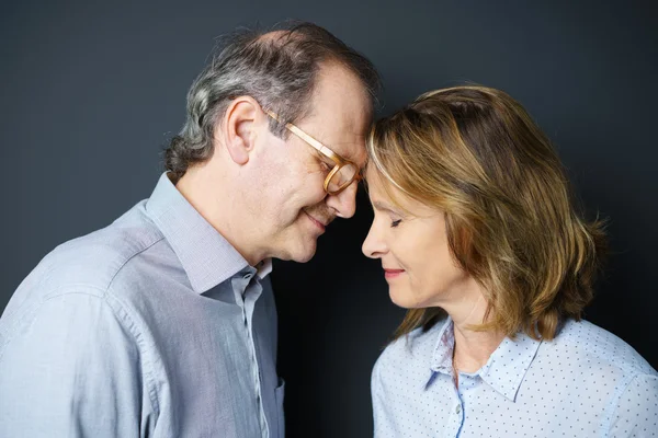 Medelålders par djupt förälskad — Stockfoto