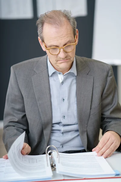 Hombre de negocios de mediana edad leyendo sus notas —  Fotos de Stock