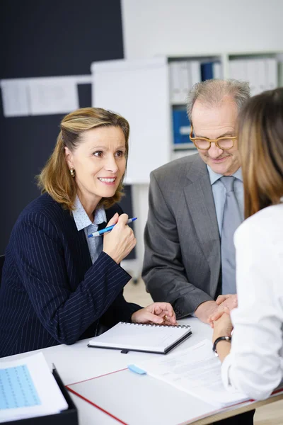 Drie collega's in een vergadering — Stockfoto