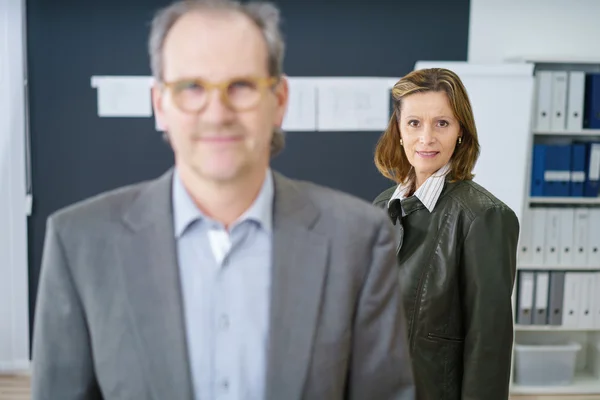 Mujer de negocios con experiencia con su compañero de trabajo — Foto de Stock