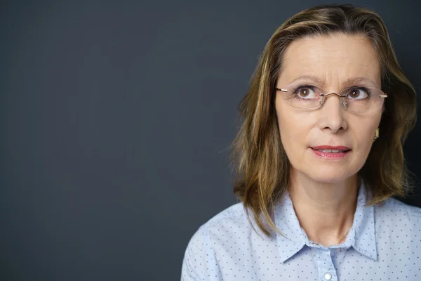 Женщина среднего возраста с задумчивым выражением лица — стоковое фото