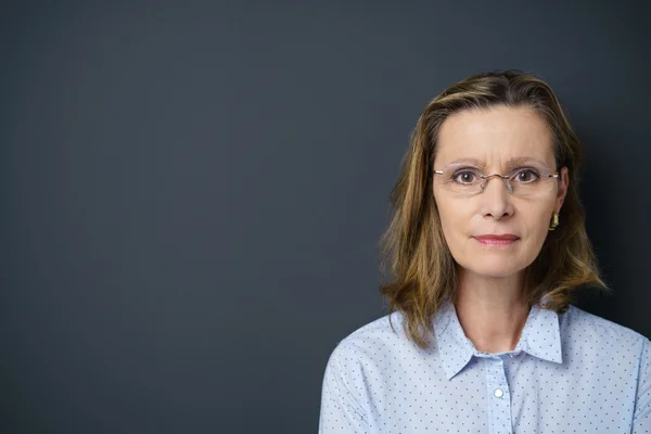 Mulher de meia-idade usando óculos — Fotografia de Stock