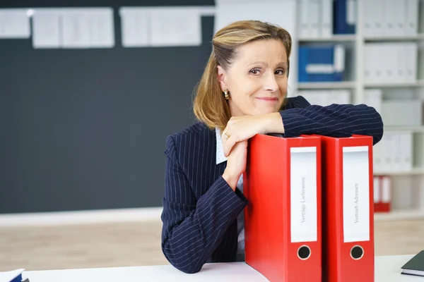 Lächelnde zufriedene Geschäftsfrau mittleren Alters — Stockfoto