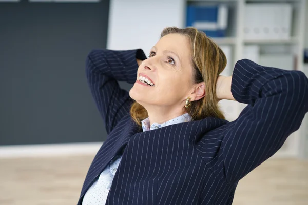 Glücklich erfolgreiche Geschäftsfrau sitzt träumend — Stockfoto