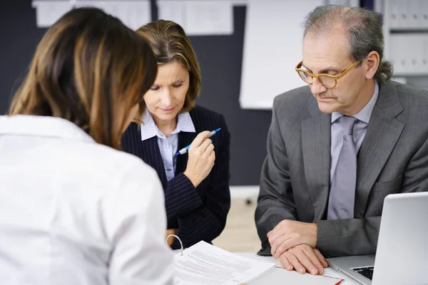 Adviser explaining paperwork to a couple — Stockfoto