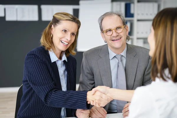 Två affärskvinnor skakar hand — Stockfoto