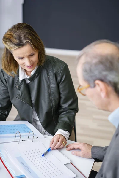 Mujer de negocios mayor explicando algo a un colega — Foto de Stock