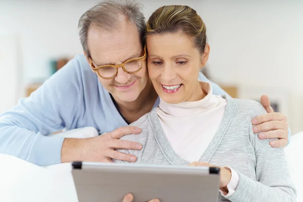 Happy elderly couple surfing the internet — Stockfoto