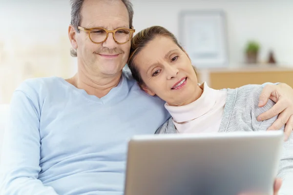 Echtpaar kijken iets op de notebook — Stockfoto