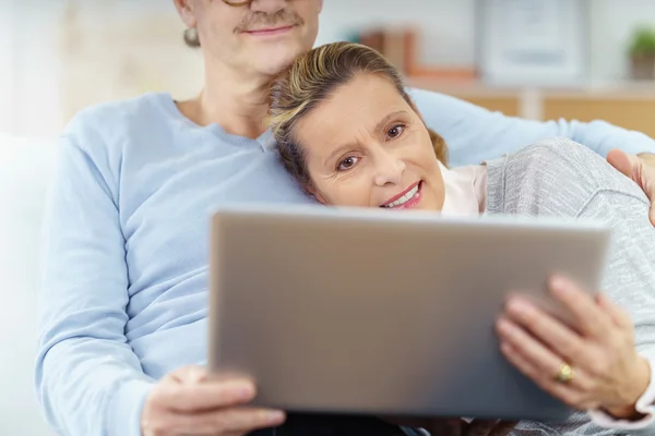 Hombre y mujer de mediana edad usando computadora portátil —  Fotos de Stock