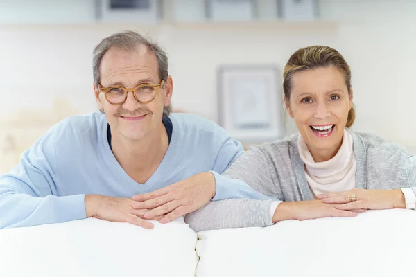 Sorrindo casal de meia idade em casa — Fotografia de Stock