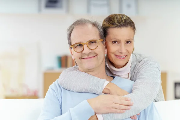 Paar mittleren Alters umarmt sich zu Hause — Stockfoto