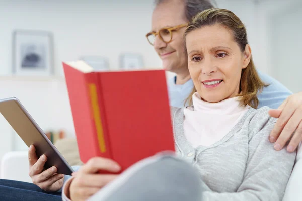 Happy middle-aged couple relaxing at home — Stock Photo, Image