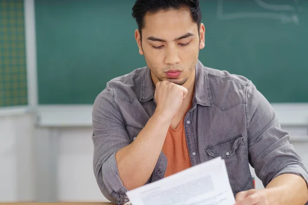 Asiatischer Student liest Klassennotizen — Stockfoto