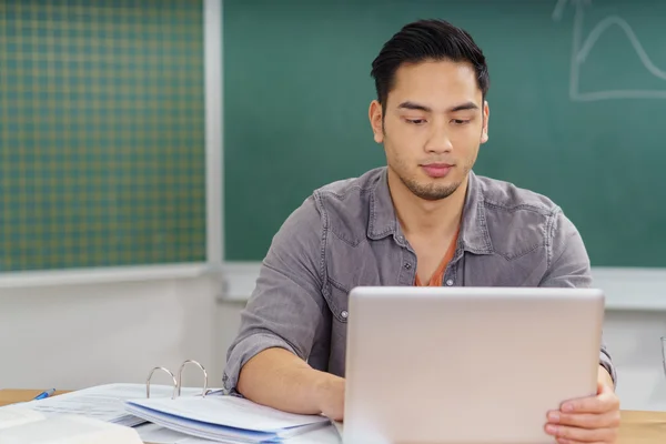 Étudiant universitaire masculin travaillant en classe — Photo