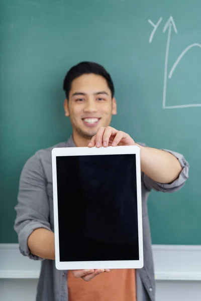 Étudiant enthousiaste souriant affichant une tablette — Photo