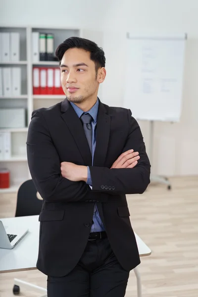 Уверенный азиатский бизнесмен наблюдает за коллегой — стоковое фото