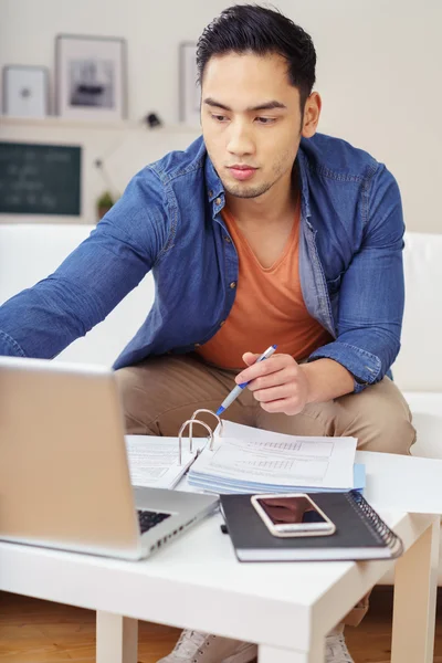 Jeune étudiant asiatique ou homme d'affaires à la maison — Photo