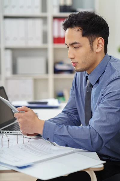 Aziatische zakenman werken op zijn Bureau — Stockfoto