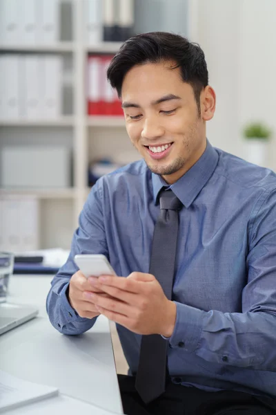 Glad ung affärsman läsa ett textmeddelande — Stockfoto