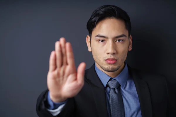 Strenger asiatischer Mann, der eine Halte- oder Stoppgeste macht — Stockfoto