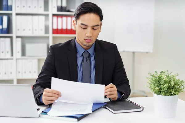 Ung affärsman Motståndskraftig läsning en rapport — Stockfoto