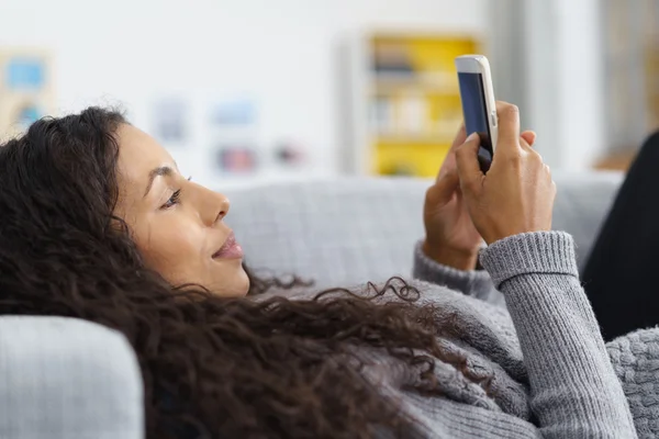 Mujer acostada en el sofá — Foto de Stock