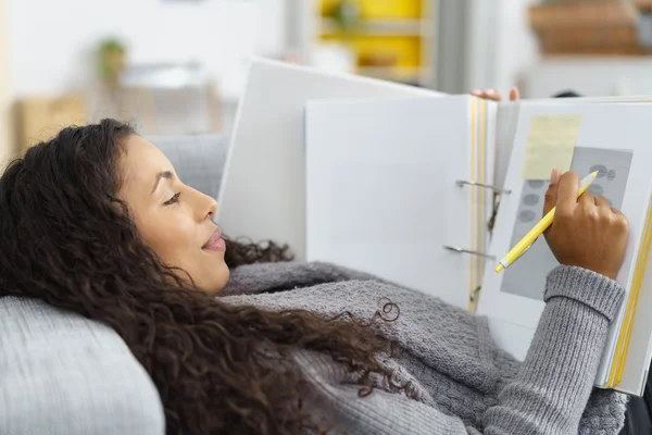 Woman at home working on papers — Stockfoto