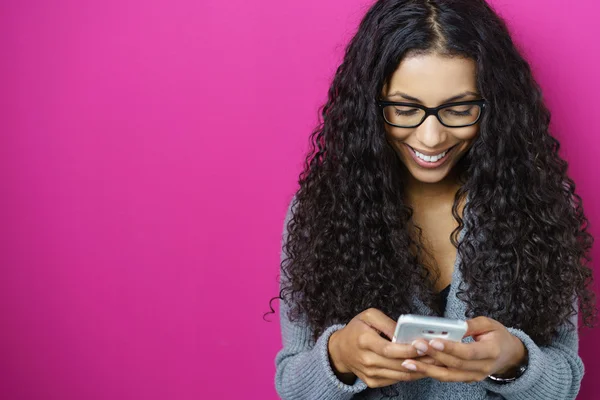 Lächelnde Frau mit Handy — Stockfoto