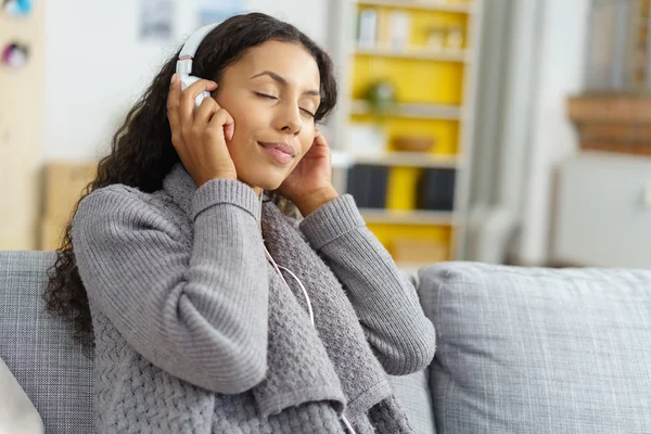 Bénie jeune femme appréciant sa musique — Photo