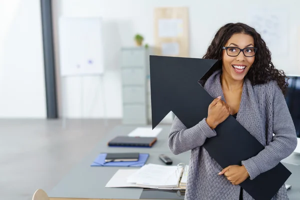 Happy business woman holding black arrow — Stockfoto