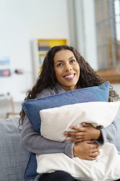 Счастливая женщина обнимает подушки — стоковое фото