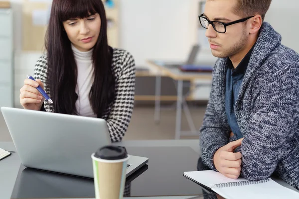 Imprenditrice in riunione con un collega — Foto Stock